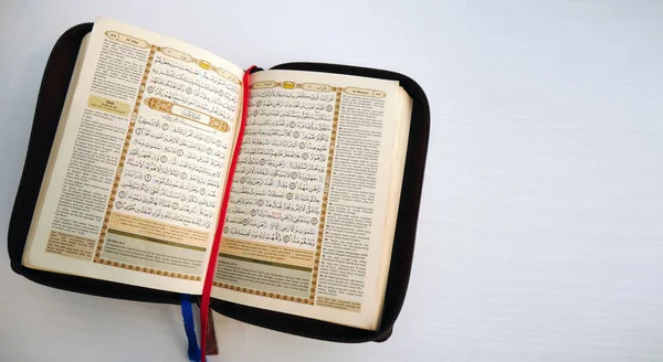Muzułmanin Czyta Świętą Księgę Koran Białym Stole Podczas Muzułmańskiego Święta — Zdjęcie stockowe