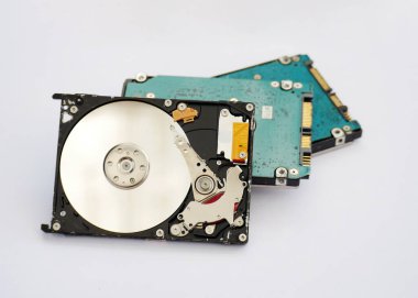Beyaz arkaplandaki bir sabit diskin detaylı görüntüsü. HDD dış görünüş. Depolama Konsepti.