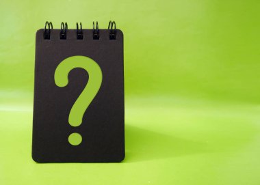 SSS için soru işareti işareti, bilgi, problem ve çözüm konsepti. Sınav, test, anket, sorgulama, destek, bilgi, sarı arkaplan üzerine sarmal not kağıdı kararı.