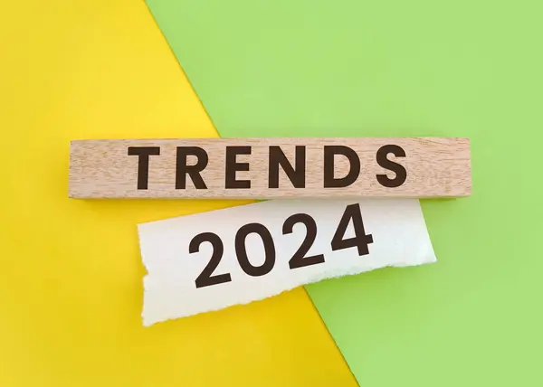 2024 trend konsepti. 2024 trendli tahta ve kağıt, kopyalama alanı. Yeşil sarı arka planda 2024 trend kavramı.