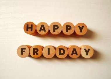 Mutlu Cuma kelimeleri beyaz arka planda tahta küpler.