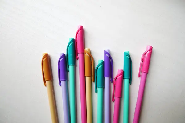 Lápiz Colorido Crayones Sobre Fondo Mármol Blanco Volver Texto Escuela — Foto de Stock