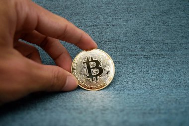 Kripto para birimi altın bitcoin. Bitcoin logolu bitcoin tutan adam. Elektronik sanal para.