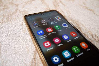SAMSUNG Galaksisi mermer arka planda bir seri. SAMSUNG 'dan bir akıllı telefon mermer bir arka planda izole edilir. Samsung Android akıllı telefon ana menüsü.