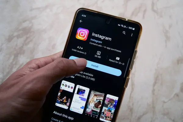 Instagram uygulamasını bir Android telefonuna yükle. Logo arkaplanlı Instagram uygulaması yüklü akıllı telefon ekranı.