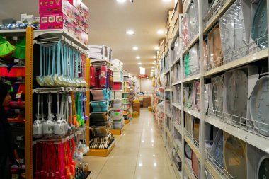 Süpermarketin iç mekanı koridorda. Boş süpermarket koridorları.