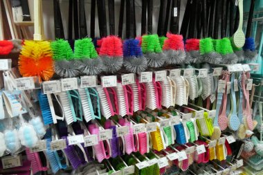 Palembang Meydanı 'nda çok renkli banyo, tuvalet ve temizlik malzemeleri.