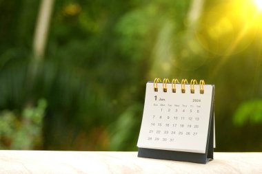 Takvim sayfası Ocak 2024 beyaz mermer bir masa üzerinde beyaz renk. Planlama ve yeni stratejik hedefler belirleme kavramı. Boşluğu kopyala.