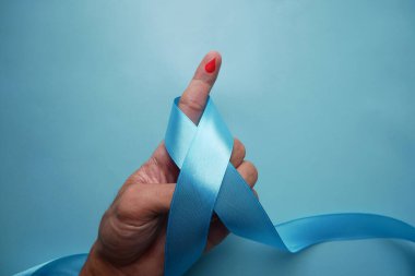 Dünya Diyabet Günü ve mavi arkaplanda kırmızı kan damlaları olan mavi kurdele ve mavi arka planda izole edilmiş fotokopi alanı. Dünya Diyabet Günü 14 Kasım 'da.