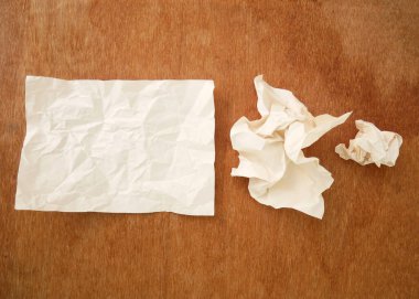 Ahşap zemin üzerinde kağıt kırıntısı bir topa adım adım dönüşür.