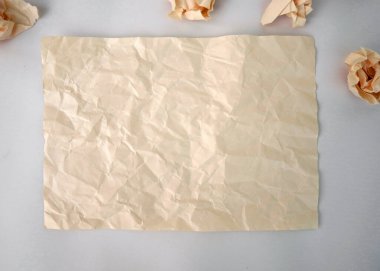Kopyalama alanı olan minimalist bir arkaplan üzerine buruşuk kağıt.