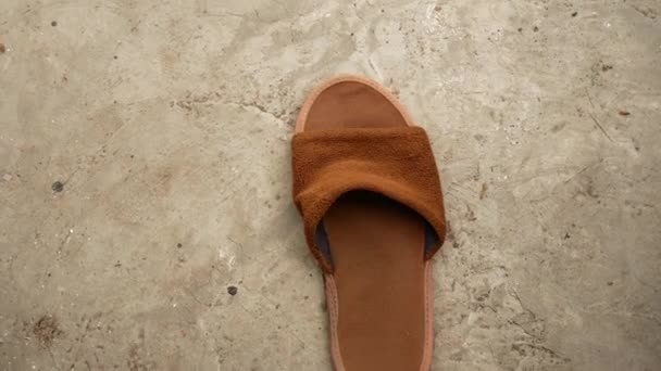 Męskie Stopy Noszące Sandały Ogrodowe Górny Widok Pantofle Sypialne — Wideo stockowe