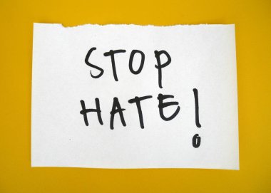 Nefret söylemi, kağıt üzerinde yazılı konuşma, Asya nefreti, politik doğruluk, ırkçılık, iftira üzerine kuruludur.