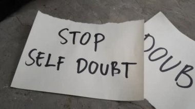 El yazısıyla yazılmış bir kağıt SELF DOUBT, Öz saygı kavramı.
