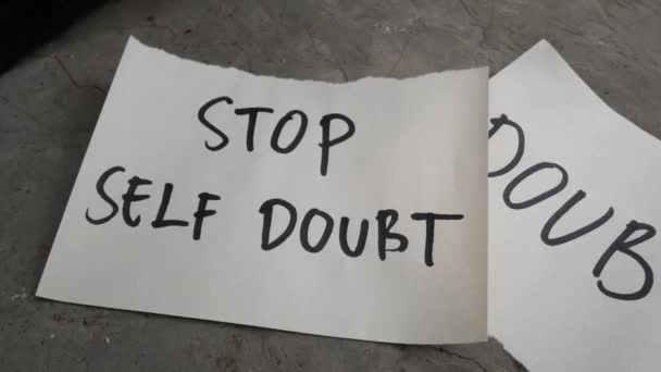 Papír Kézzel Írott Üzenet Stop Self Doubt Önbecsülés Koncepció — Stock videók