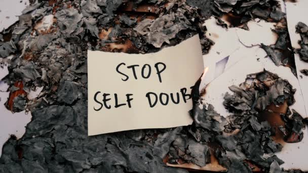 Membakar Kertas Dengan Pesan Tulisan Tangan Stop Doubt Self — Stok Video