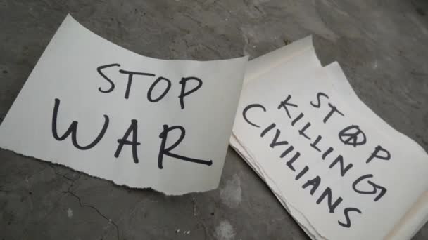 Stopp Den Krieg Stop Killing Civilians Wurde Auf Weißem Papier — Stockvideo