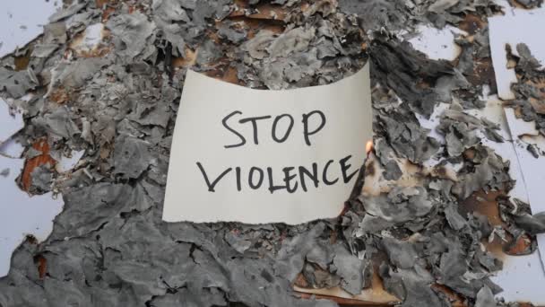 Сожжение Бумаги Словами Stop Violence Концепция Прекращения Насилия Отношении Женщин — стоковое видео