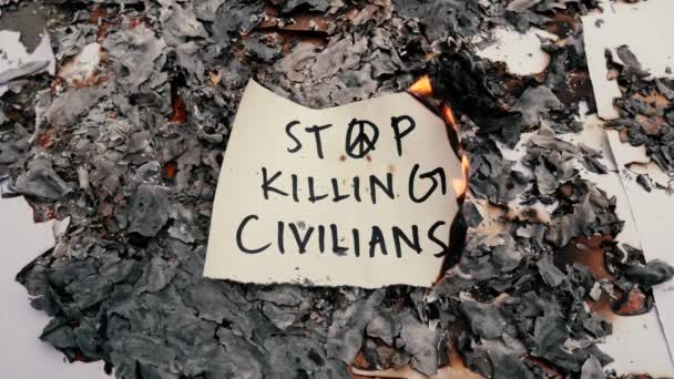 短信阻止了用纸进行的战争 停止的战争 停止杀戮平民被写在白纸上 并被焚烧 — 图库视频影像
