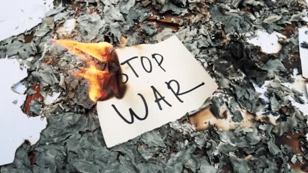 Κείμενο Μήνυμα Σταματήσει Τον Πόλεμο Στην Καύση Χαρτιού Σταματήστε Τον — Αρχείο Βίντεο