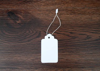 Boş kağıt etiket ya da kumaş etiket izole edildi. Kumaş etiket modeli.