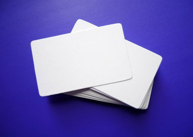 Bir renk arkaplanındaki kartvizit modeli