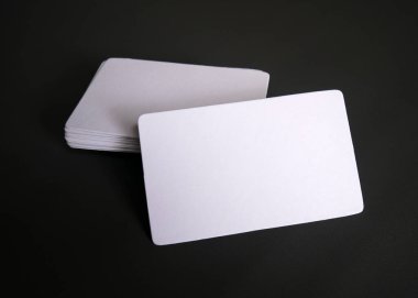 Bir renk arkaplanındaki kartvizit modeli