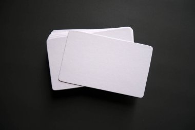 Bir renk arkaplanındaki kartvizit modeli