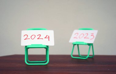 2024 ve 2023 kartları mini koltuklarda. Yıl değişimi 2023 'ten 2024' e.