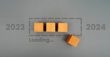2023 'ten 2024' e kadar yükleme barı. Mutlu yıllar 2024. Yıl sonu çubuğu yükleniyor.