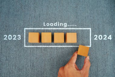 2023 'ten 2024' e kadar yükleme barı. Mutlu yıllar 2024. Yıl sonu çubuğu yükleniyor.