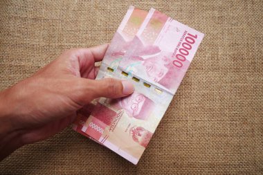 Endonezya Rupisi (Rp. 100.000 Yüz Bin Rupiah). Endonezya 'daki en düşük meblağda para. Nakit ödeme kavramı.