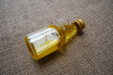 Benzersiz bir şişe beyaz şarap, çuval bezinden izole edilmiş bir şişe riesling.