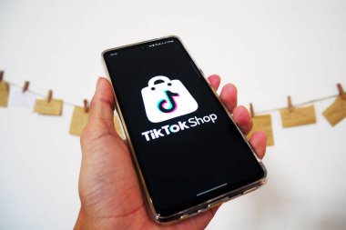 TikTok dükkanında akıllı bir telefon tutuyorum. Dünya çapında popüler bir pazar yeri. e-ticaret sosyal medya ticareti