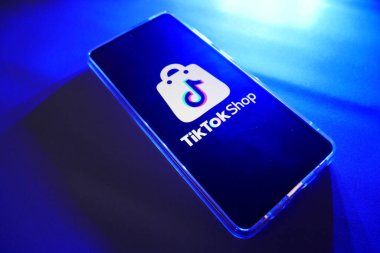 TikTok dükkanında akıllı bir telefon tutuyorum. Dünya çapında popüler bir pazar yeri. e-ticaret sosyal medya ticareti