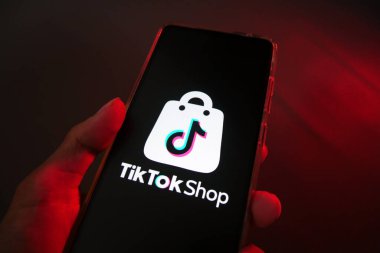 TikTok dükkanında akıllı bir telefon tutuyorum. Dünya çapında popüler bir pazar yeri. e-ticaret sosyal medya ticareti