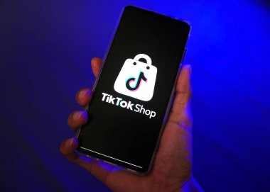 TikTok dükkanında akıllı bir telefon tutuyorum. Dünya çapında popüler bir pazar yeri. e-ticaret sosyal medya ticareti