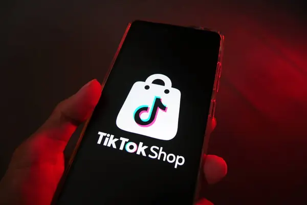 Main Tenant Smartphone Avec Boutique Tiktok Marché Populaire Dans Monde — Photo