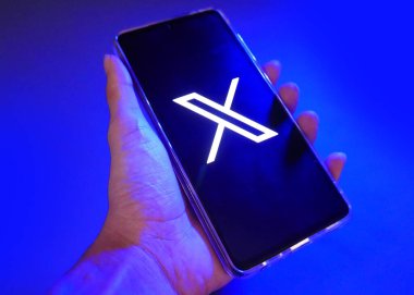 Suban Baru, Endonezya, Aralık 06, 2023: Akıllı telefon ekranında neon ışıklı yeni logo.