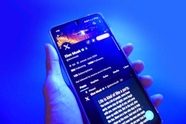 Endonezya, Aralık 06, 2023: Elon Musk 'ın X hesabı Android akıllı telefonlarında twitter olarak kullanılan X uygulamasında.