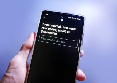Akıllı telefon ekranında neon ışıklı X twitter hesap girişi veya kayıt sayfası.