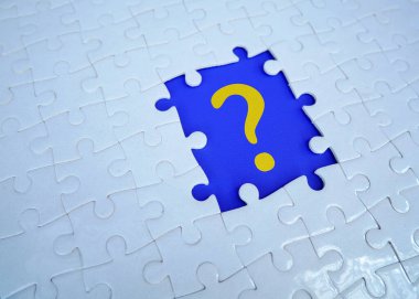 Boş arkaplanda yapboz üzerindeki soru işareti. Soru kavramı, faq, q & a, karmaşa ve çözüm.