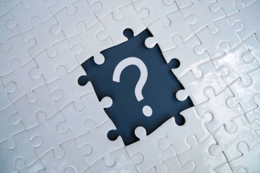 Boş arkaplanda yapboz üzerindeki soru işareti. Soru kavramı, faq, q & a, karmaşa ve çözüm.