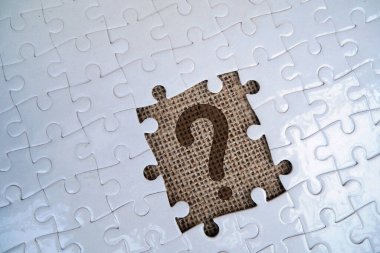 Boş arkaplanda yapboz üzerindeki soru işareti. Soru kavramı, faq, q & a, karmaşa ve çözüm.