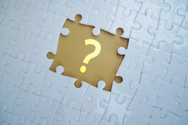 Boş arkaplanda yapboz üzerindeki soru işareti. Soru kavramı, faq, q & a, karmaşa ve çözüm.
