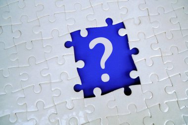 Boş arkaplanda yapboz üzerindeki soru işareti. Soru kavramı, faq, q & a, karmaşa ve çözüm.