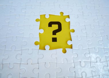 Boş arkaplanda yapboz üzerindeki soru işareti. Soru kavramı, faq, q & a, karmaşa ve çözüm.