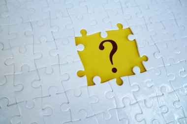 Boş arkaplanda yapboz üzerindeki soru işareti. Soru kavramı, faq, q & a, karmaşa ve çözüm.