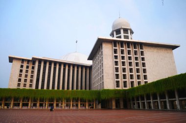 Jakarta, Endonezya, 24 Aralık 2023: İstiklal Camii. Endonezya 'nın başkenti Jakarta' daki Ulusal Cami
