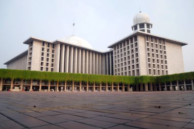 Jakarta, Endonezya, 24 Aralık 2023: İstiklal Camii. Endonezya 'nın başkenti Jakarta' daki Ulusal Cami